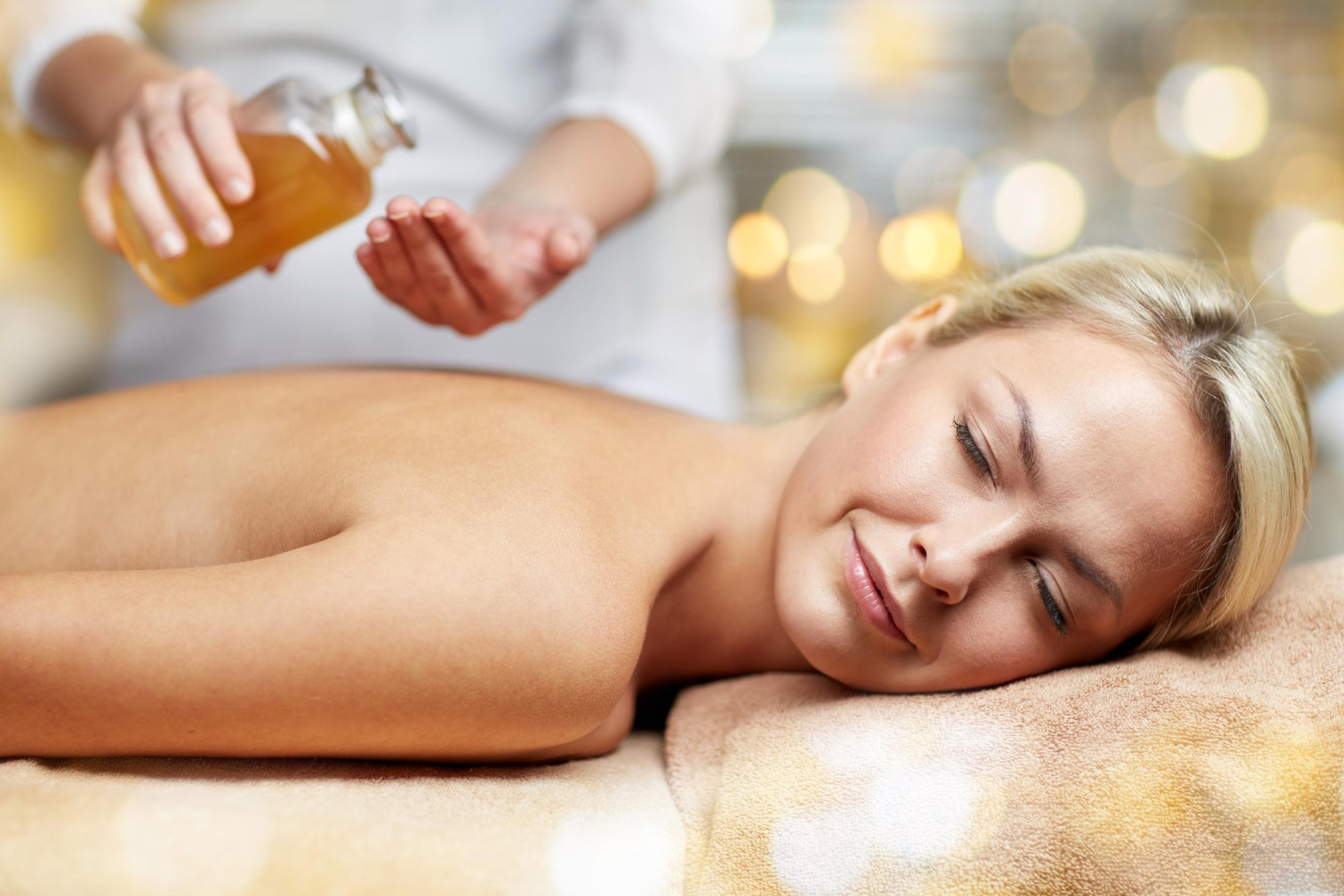 Aroma-Öl-Massage mit entspannendem Massageöl