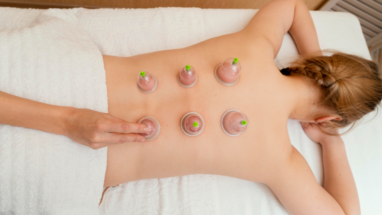 Schröpfmassage mit Schröpfgläsern